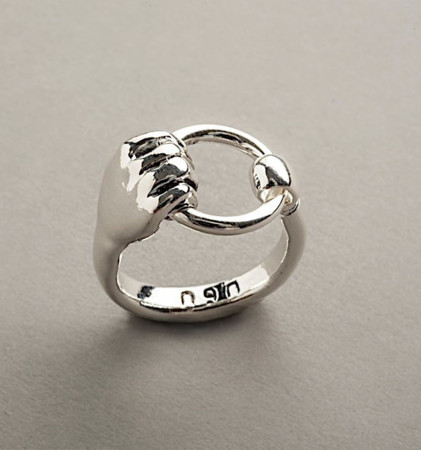 Bague argentée | Main et anneau | Musée Rodin