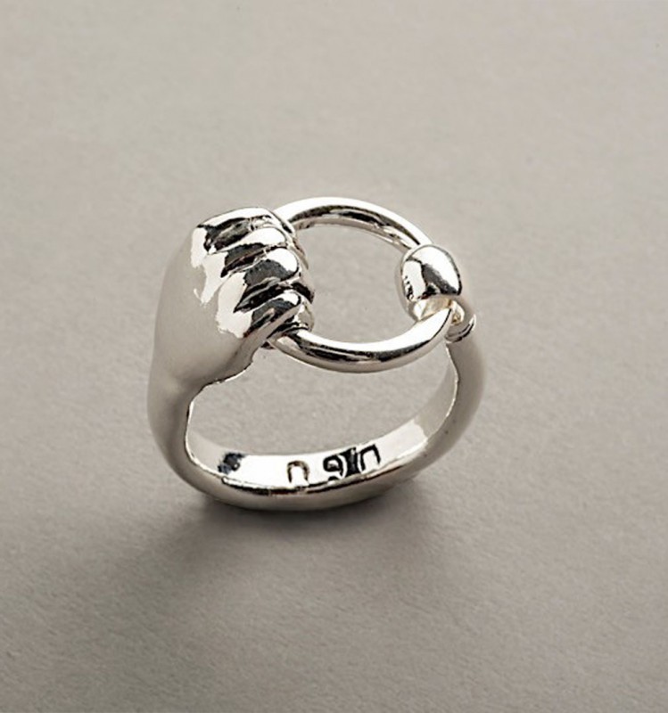 Bague argentée | Main et anneau | Musée Rodin
