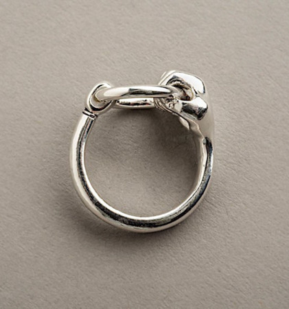 Découvrez la bague Main et anneau argentée, inspirée des sculptures de mains d'Auguste Rodin. Un bijou original disponible sur l
