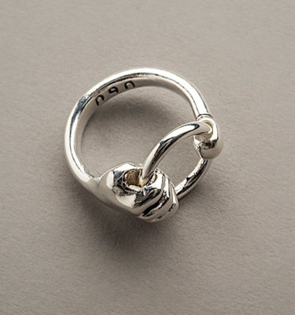 Découvrez la bague Main et anneau argentée, inspirée des sculptures de mains d'Auguste Rodin. Un bijou original disponible sur l